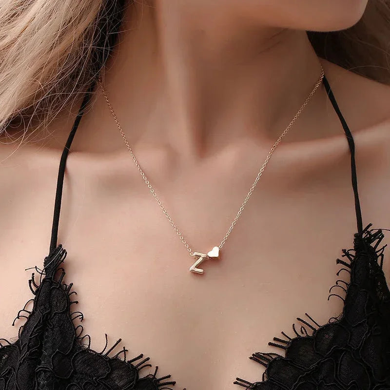 HeartInitial | De minimalistische ketting die je liefde en identiteit combineert.