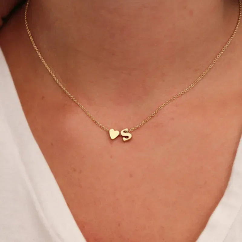 HeartInitial | De minimalistische ketting die je liefde en identiteit combineert.