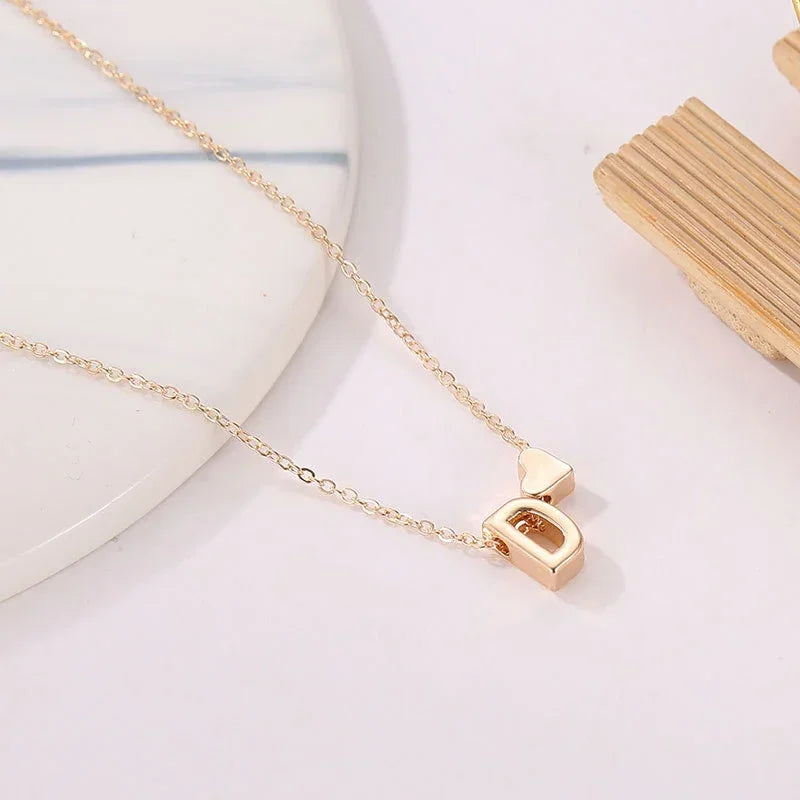 HeartInitial | De minimalistische ketting die je liefde en identiteit combineert.